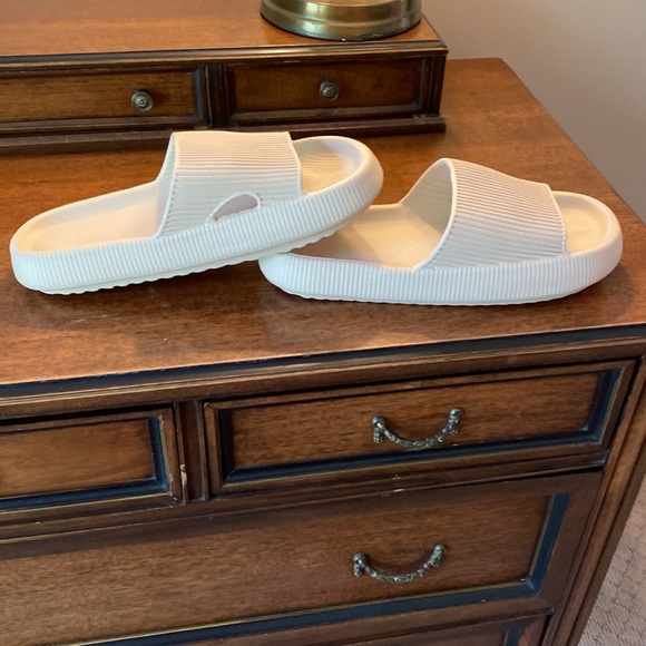 Tan slippers - Picture 2 of 4